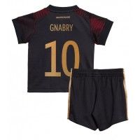 Dres Njemačka Serge Gnabry #10 Gostujuci za djecu SP 2022 Kratak Rukav (+ kratke hlače)